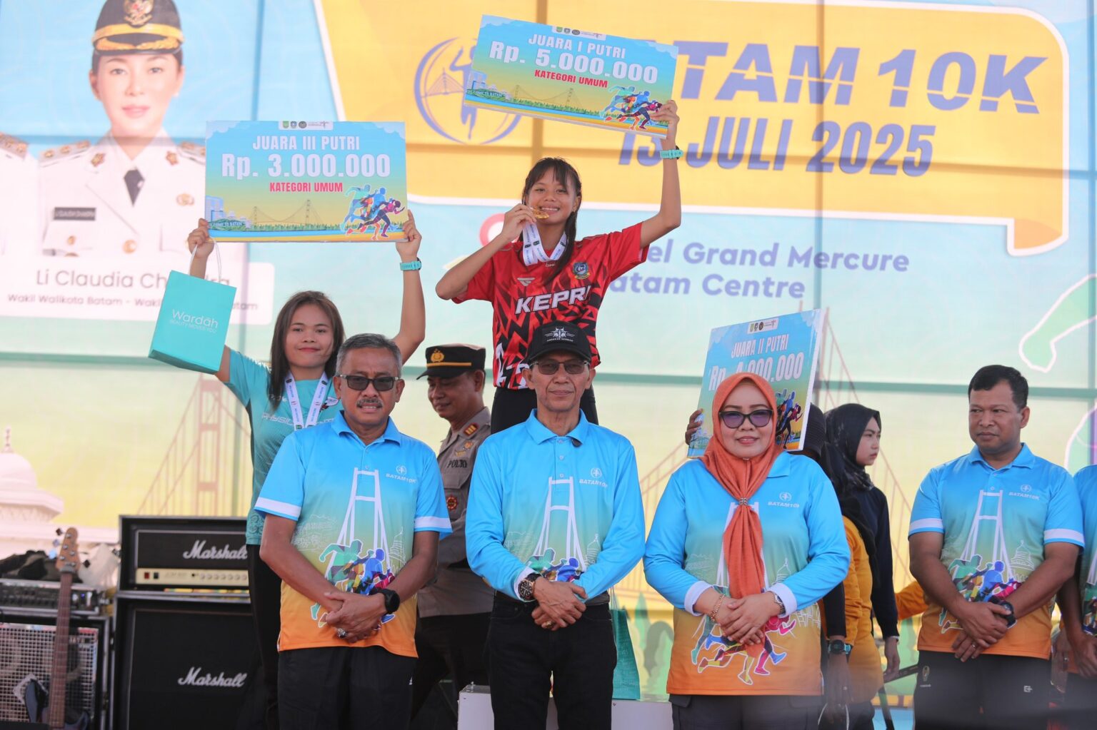 Wali Kota Batam, Amsakar Achmad, secara resmi melepas peserta Batam 10K di halaman Hotel Grand Mercure Batam Centre, Minggu (13/7/2025)