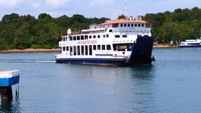 Kapal Roro Batam- Tanjunguban hendak bersandar di Pelabuhan Roro Telaga Punggur.