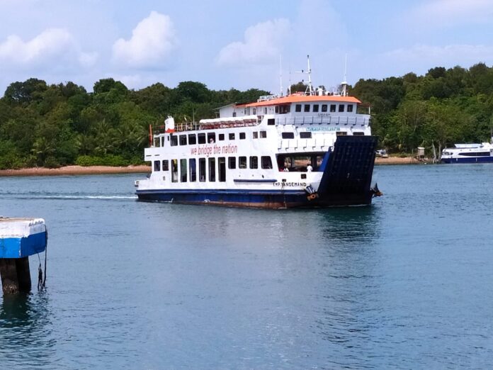 Kapal Roro Batam- Tanjunguban hendak bersandar di Pelabuhan Roro Telaga Punggur.