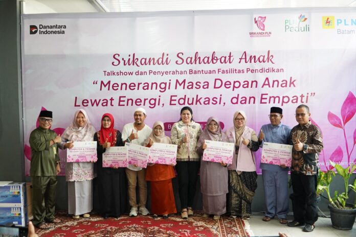 Peduli pendidikan Anak, Srikandi PLN Batam edukasi anti-[erundungan dan salurkan bantuan komputer untuk 7 sekolah.