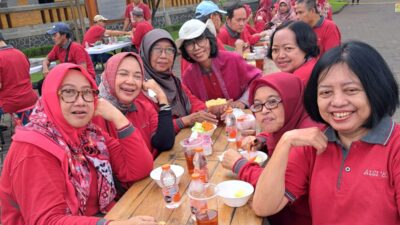 Peserta reuni sekaligus Musyawarah Nasional Paguyuban Alumni Teknik Sipil '82 Undip sarapan di LAwang Sewu.