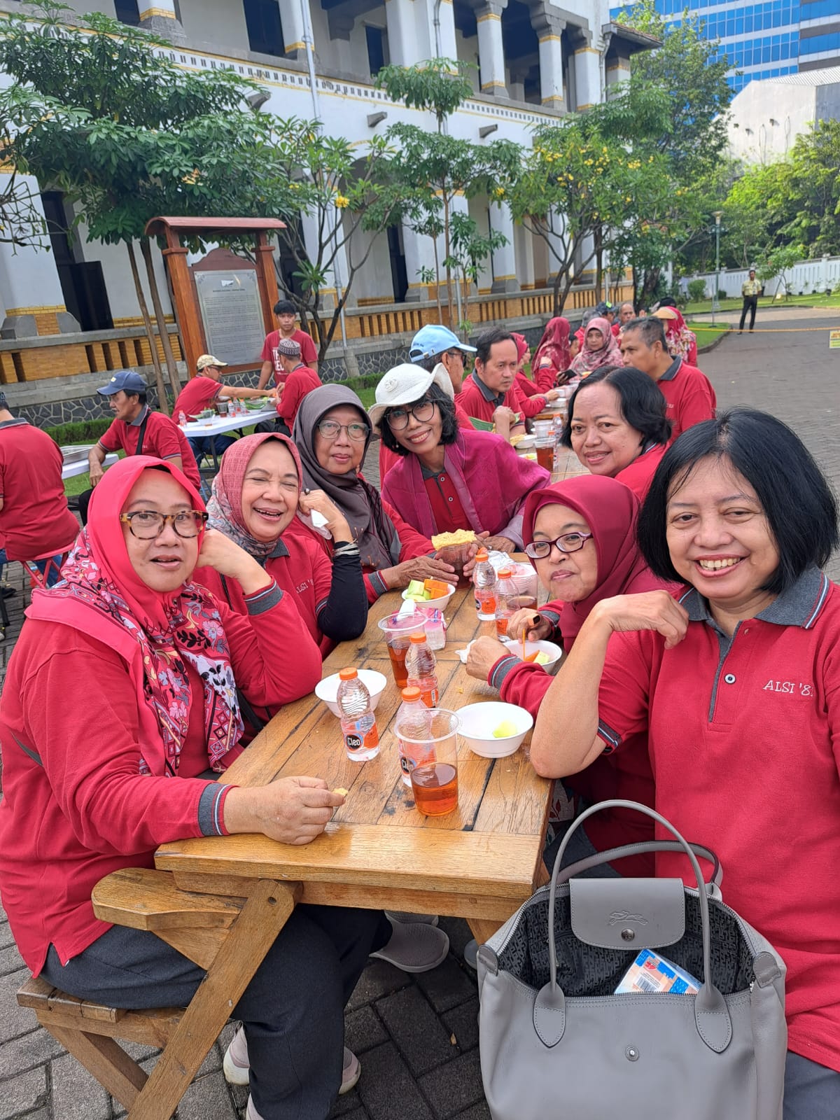 Peserta reuni sekaligus Musyawarah Nasional Paguyuban Alumni Teknik Sipil '82 Undip sarapan di LAwang Sewu.