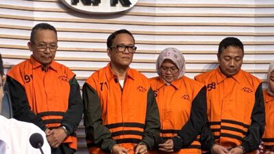 Wakil Menteri Ketenagakerjaan (Wamenaker) Immanuel Ebenezer alias Noel mengenakan rompi tahanan KPK di Gedung Merah Putih, Jakarta, Jumat (22/8/2025).(KOMPAS.com/HARYANTI PUSPA SARI)