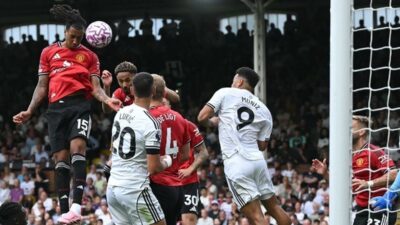 Leny Yoro (kiri) menyundul bola dalam laga Liga Inggris antara Fulham vs Man United di Craven Cottage di London pada 24 Agustus 2025. (Foto oleh JUSTIN TALLIS / AFP)
