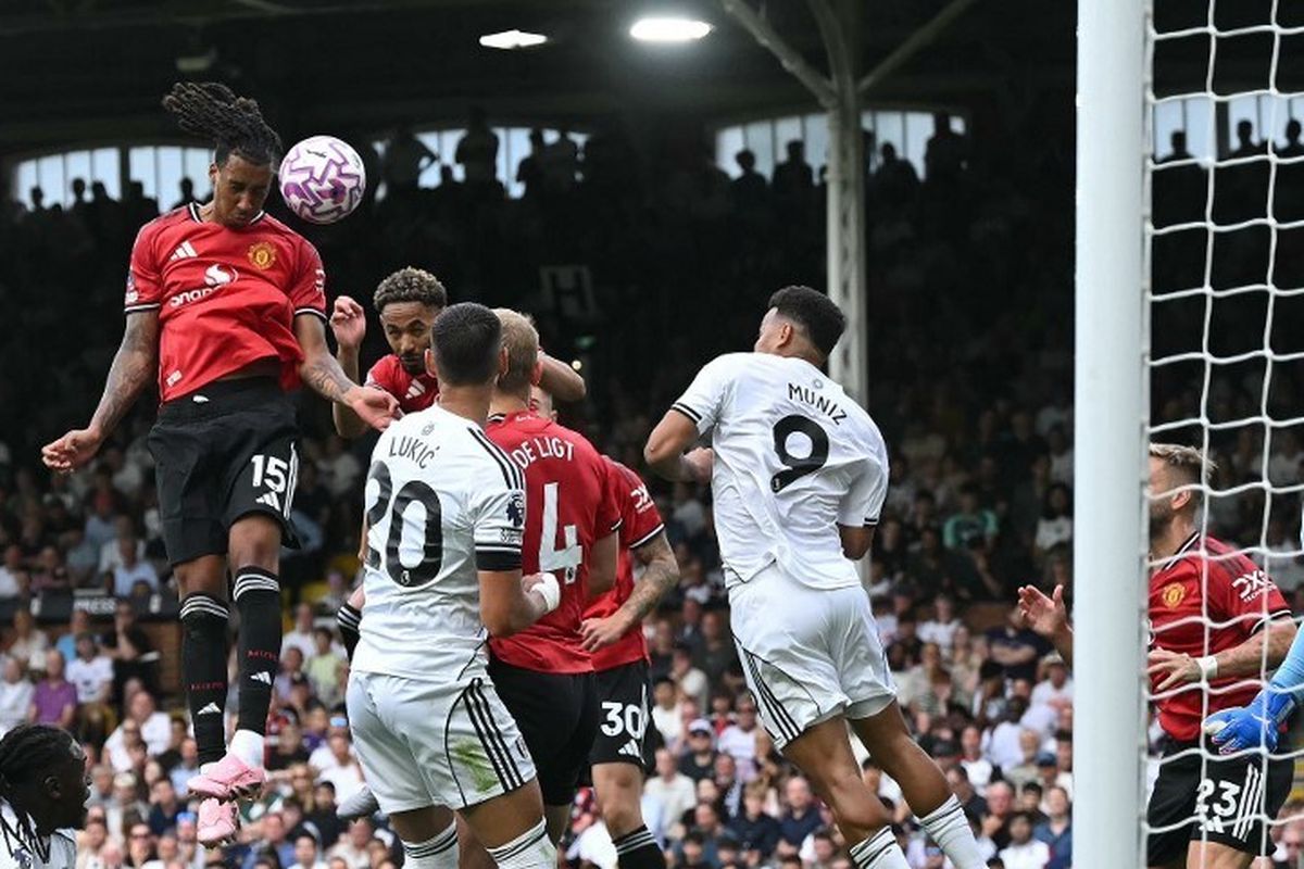 Leny Yoro (kiri) menyundul bola dalam laga Liga Inggris antara Fulham vs Man United di Craven Cottage di London pada 24 Agustus 2025. (Foto oleh JUSTIN TALLIS / AFP)