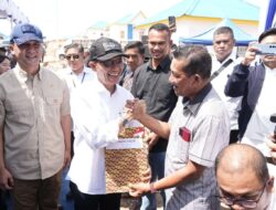 Kepala BP Batam Dampingi Menteri Transmigrasi RI Serahkan 94 SHM ke Warga Rempang