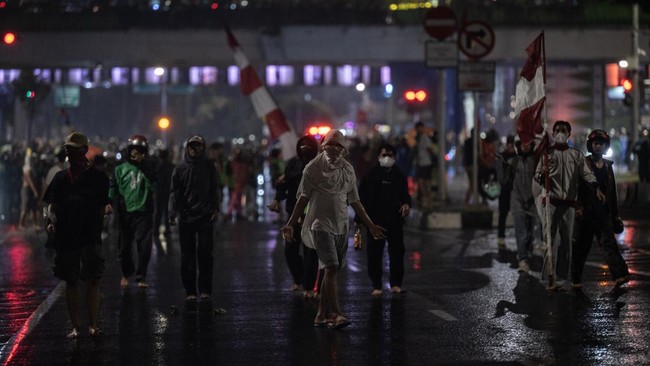 Massa ojol masih kepung Mako Brimbo. (ANTARA FOTO/BAYU PRATAMA S)