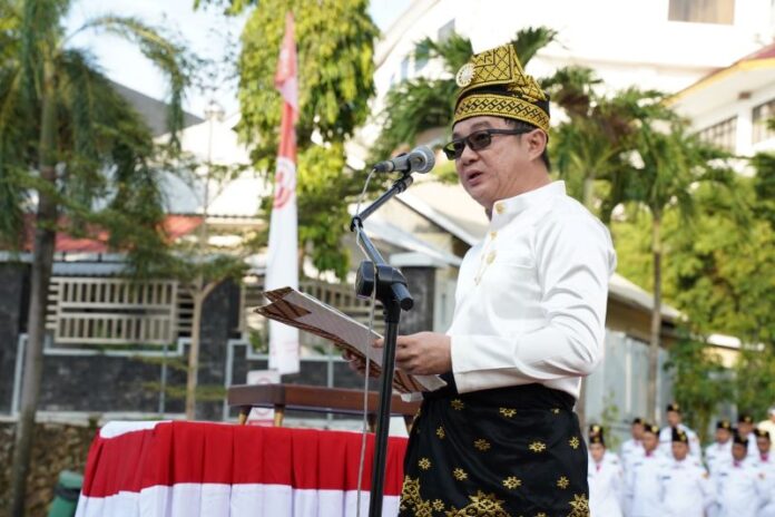 Direktur Utama PLN Batam, Kwin Fo, bertindak sebagai Pembina Upacara HUT ke-80 RI di PLN Batam.