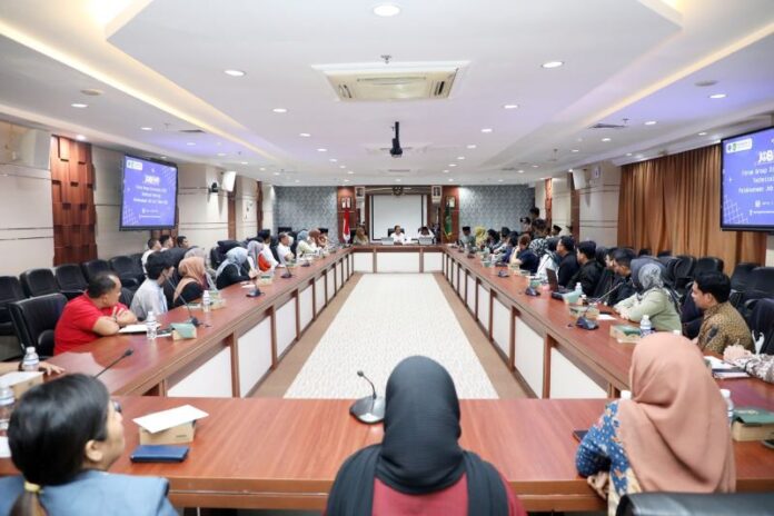 Rapat pembahasan rencana Batam Job Fair yang digelar 5-7 Agustus mendatang.