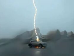 Detik-detik Mobil BYD Tersambar Petir di Rest Area