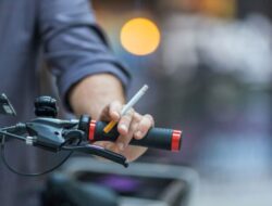 Berkendara Sambil Merokok Siap-siap Ditilang, Kena Denda Rp750 Ribu