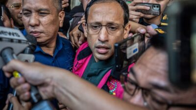 Mantan Menteri Pendidikan, Kebudayaan, Riset dan Teknologi (Mendikbudristek) 2019-2024 Nadiem Makarim (tengah) berjalan menuju mobil tahanan usai pemeriksaan di Jampidsus, Kejaksaan Agung, Jakarta, Kamis (4/9/2025). (ANTARA FOTO/Bayu Pratama S/agr(BAYU PRATAMA S)