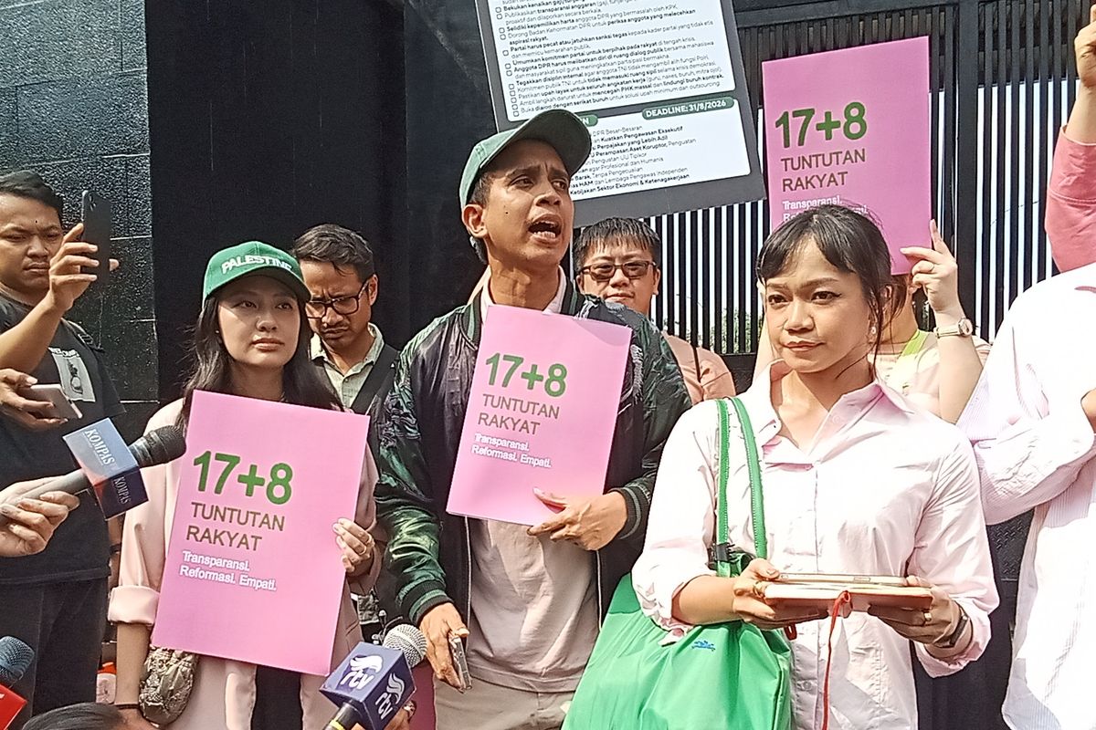 Influencer Andovi da Lopez menyampaikan pernyataan kepada wartawan saat menyerahkan 17+8 Tuntutan Rakyat kepada DPR RI, Kamis (4/9/2025)(Kompas.com/Ridho Danu Prasetyo)