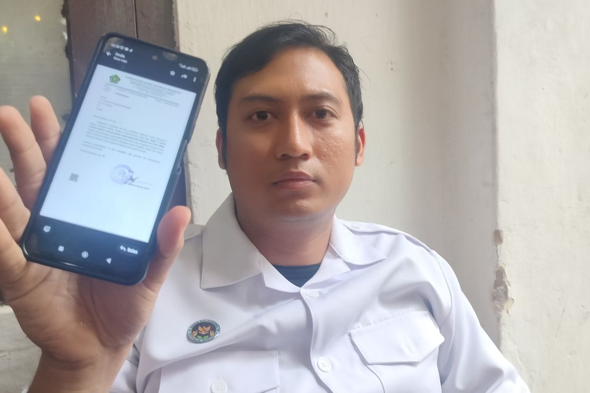 Koordinator Wilayah BGN Kabupaten Brebes, Jawa Tengah Arya Dewa Nugroho menunjukan surat edaran MTs Negeri 2 Brebes yang menarik surat pernyaataan MBG yang viral, Selasa (16/9/2025)(Kompas.com/ Tresno Setiadi)
