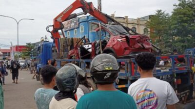 Satu unit mobil SUV Merah bernomor polisi BP 1472 CO, terlibat kecelakaan lalu lintas setelah ditabrak dan ditimpa satu unit truk crane di simpang Vitka, Tiban, Batam.
