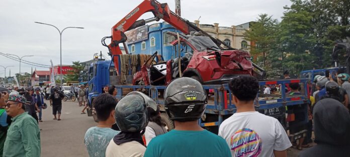 Satu unit mobil SUV Merah bernomor polisi BP 1472 CO, terlibat kecelakaan lalu lintas setelah ditabrak dan ditimpa satu unit truk crane di simpang Vitka, Tiban, Batam.