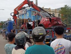 Laka Maut Kembali Terjadi Simpang Vitka Tiban, Satu Mobil Tertimpa Truk Crane