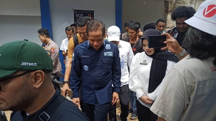 Menteri Lingkungan Hidup, Hanif Faisol Nurofiq saat meninjau Satuan Pelayanan Pemenuhan Gizi (SPPG) di Kelurahan Kibing, Batuaji, Senin (22/9/2025).