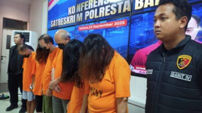 Satreskrim Polresta Barelang konfrensi pers kasus hipnotis komplotan WNA Tiongkok, Selasa (23/9/2025).