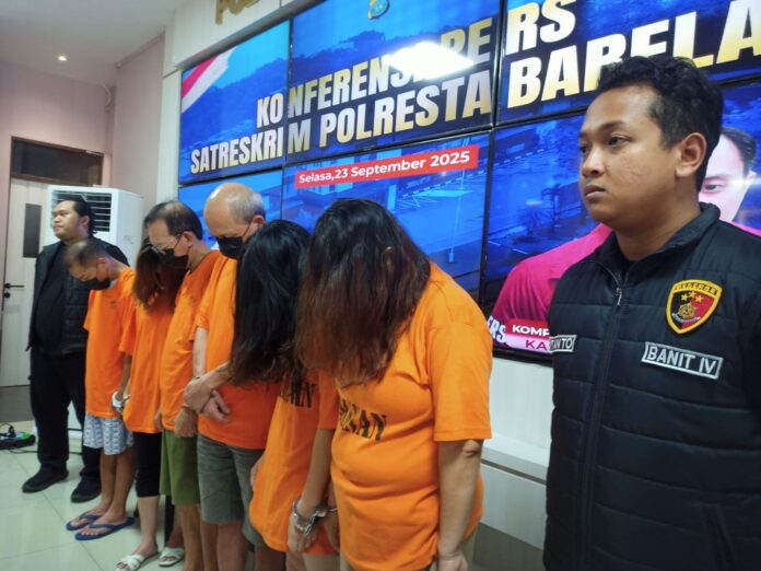 Satreskrim Polresta Barelang konfrensi pers kasus hipnotis komplotan WNA Tiongkok, Selasa (23/9/2025).