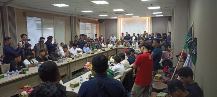 Para mahasiswa yang tergabung dalam Aliansi Mahasiswa Batam melakukan audiensi dengan Forkopimda di kantor DPRD Batam, Senin (1/9/2025).