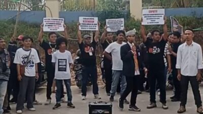 Aksi unjuk rasa para mahasiswa Batam di depan Pengadilan Negeri Batam, mereka menolak kriminalisasi wartawan. Foto: Istimewa