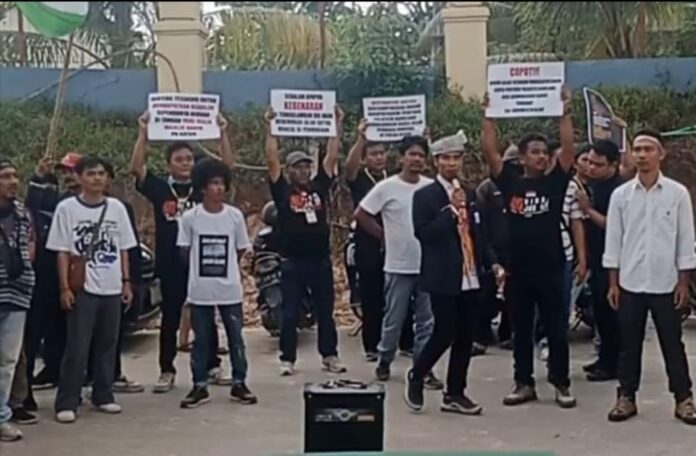 Aksi unjuk rasa para mahasiswa Batam di depan Pengadilan Negeri Batam, mereka menolak kriminalisasi wartawan. Foto: Istimewa
