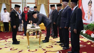 Hengki Mohari dan pengurus KPID Kepri dilantik dan diambil sumpah oleh Wakil Gubernur Kepri