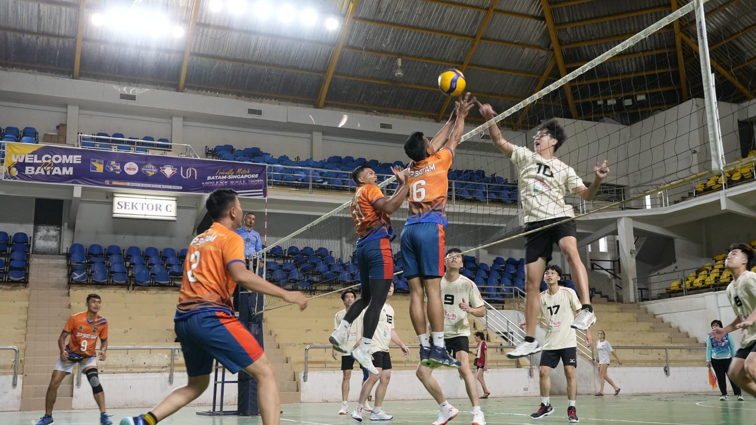 Pertandingan persahabatan bola voli putera dan puteri antara BP Batam, VTeam, dan UN-Collective Singapore. (Foto: dok Humas BP Batam