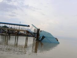 Ponton Kedatangan Pelabuhan Antar Pulau Selat Beliah Karimun Ambruk