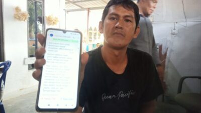 Warga Tiban, Kecamatan Sekupang, Azank Nurdin menerima pesan singkat dari aplikasi WhatsApp tawarkan aplikasi tiruan IKD Disdukcapil.