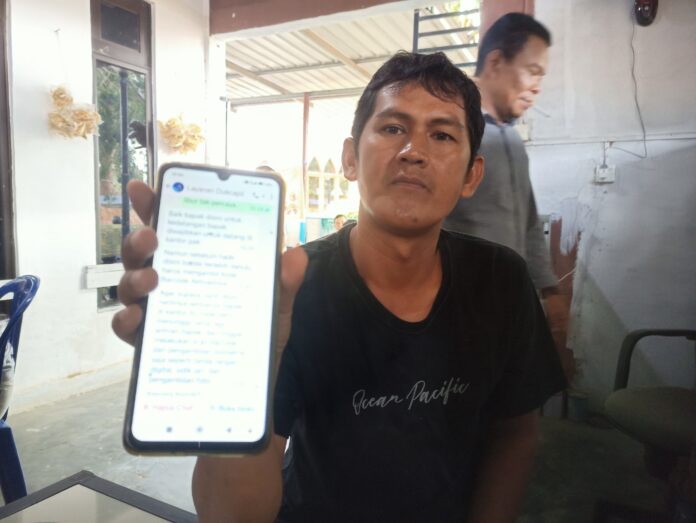 Warga Tiban, Kecamatan Sekupang, Azank Nurdin menerima pesan singkat dari aplikasi WhatsApp tawarkan aplikasi tiruan IKD Disdukcapil.
