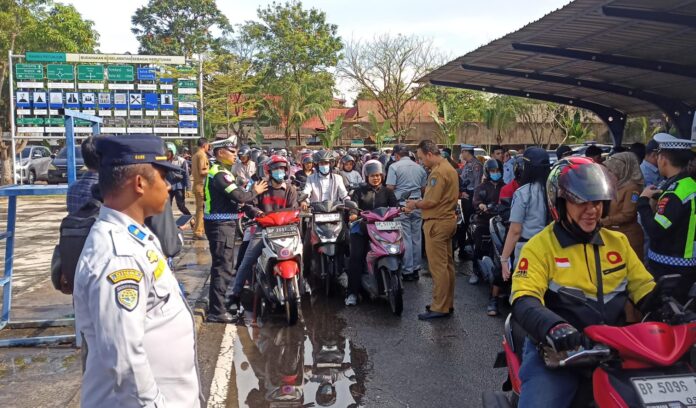 BPTD Wilayah IV Kepri, Dishub Batam dan Bapenda Kepri menggelar razia gabungan kendaraan bermotor di halaman Kantor Dishub Kota Batam, Selasa (14/10/2025)