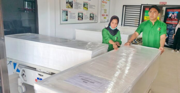 Jenazah 10 korban meninggal dalam ledakan kapal MT Federal II di PT ASL Tanjunguncang, Rabu (15/10/2025) dinihari telah diserahkan ke pihak keluarga. (Foto: AlurNews)