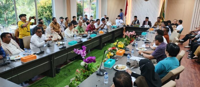 DPRD Batam gelar Rapat Dengar Pendapat (RDP) terkait ledakkan kapal MT Federal II di DPRD Batam, Selasa (28/10/2025).