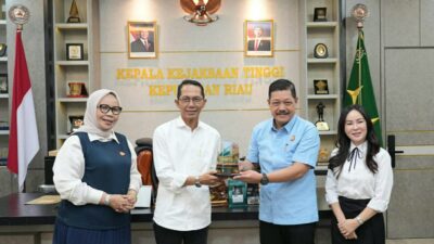 Kepala BP Batam, Amsakar Achmad bersama Wakil Kepala BP Batam, Li Claudia Chandra melaksanakan kunjungan silaturahmi dan koordinasi kepada Kejaksaan Tinggi Negeri Kepri.