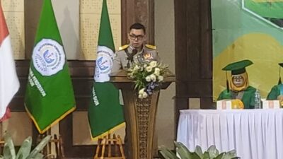 Irjen Pol Dr H Andry Wibowo SIK MH MSi menyampaikan orasi ilmiah mewakil Kapolri dalam wisuda Universitas Ibnu Chaldun (UIC) Tahun Akademik 2024/2025 di Jakarta, Rabu (22/10/2025).