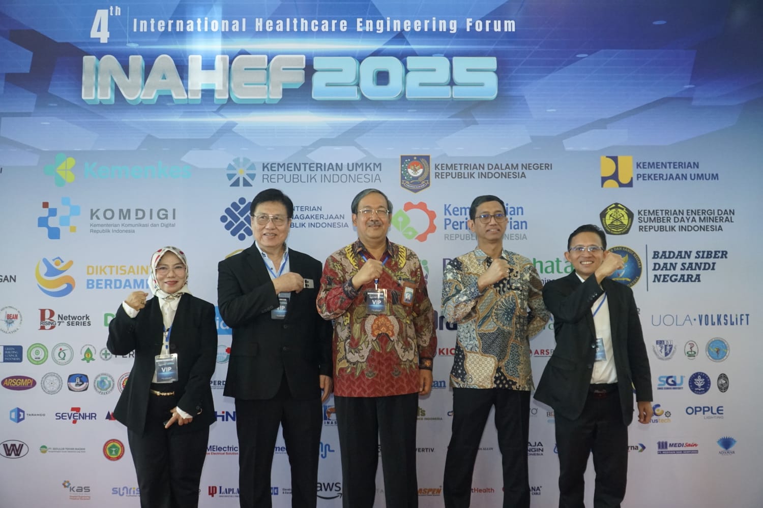 Plt. Kepala Badan Standardisasi Nasional (BSN), Y Kristianto Widiwardono dan (Kedua dari kanan) Staf Ahli Bidang Teknologi Kesehatan Kementerian Kesehatan RI, Setiaji serta (Paling kanan) Presiden Perkumpulan Teknik Pelayanan Kesehatan Indonesia (PTPI), Eko Supriyanto