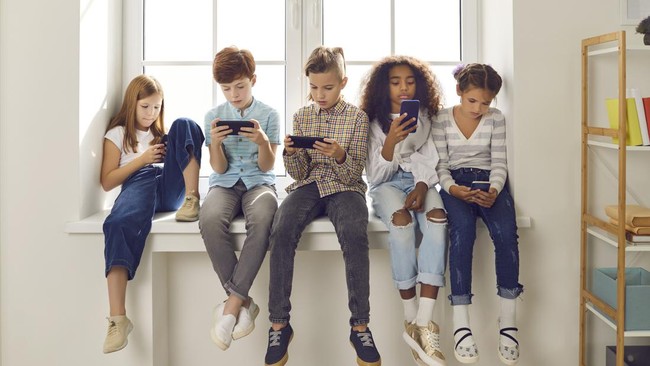 Selandia Baru akan mengajukan pembahasan rancangan undang-undang pembatasan penggunaan media sosial bagi anak di bawah usia 16 tahun. (Foto: istockphoto/Lacheev)