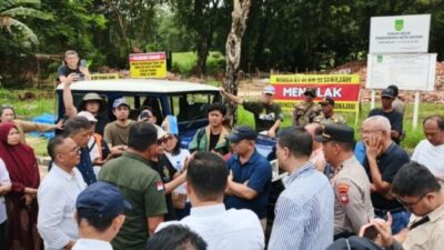 Warga Cluster Bukit Indah Raya Sukajadi unjuk rasa di lahan bakal kantor lurah untuk menolak pembangunan kantor tersebut, Rabu (29/10/2025).