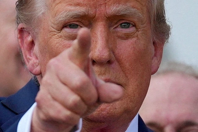 Presiden AS Donald Trump melakukan gestur setelah menandatangani undang-undang pengeluaran dan perpajakan yang komprehensif, yang dikenal sebagai One Big Beautiful Bill Act, di Gedung Putih di Washington, D.C., AS, pada 4 Juli 2025. Foto: Leah Millis/REUTERS