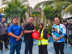 Jumat Berkah, Petugas Kebersihan dan Warga Sekitar Dapat Paket Sembako dari Karutan Karimun