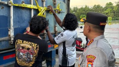 Polresta Barelang menyegel kontainer yang berisikan balpres, Sabtu (8/11/2025). Foto: Dok. Polresta Barelang.