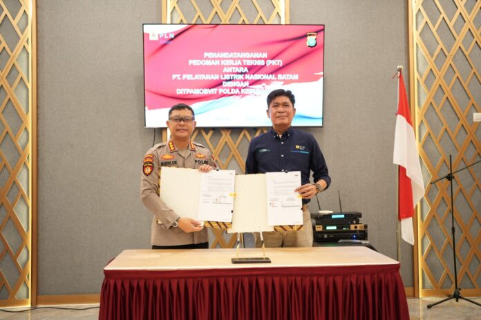 PLN Batam kembali mempererat kerja sama strategis dengan Polda Kepri dengan ditandatanganinya Pedoman Kerja Teknis (PKT) Tahun 2026 tentang Pengamanan, Pengawalan, dan Penegakan Hukum terhadap Aset PT PLN Batam. (Foto: PLN Batam)