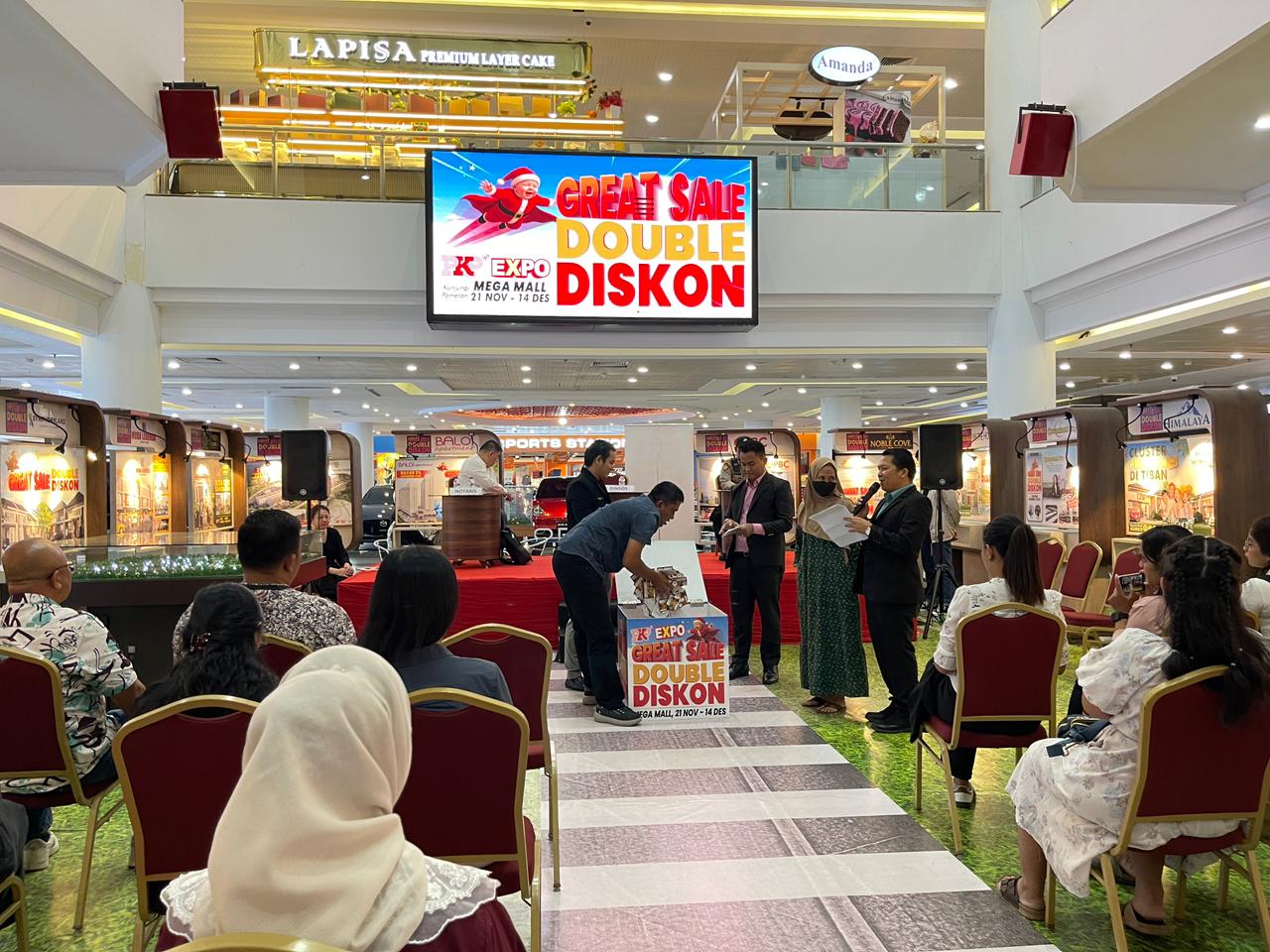 Pameran properti dengan Promo Double Diskon itu ditutup dengan acara pengundian hadiah total 100 juta bagi konsumen PKP yang beruntung.