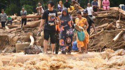 Warga melintasi jembatan sementara di Desa Garoga, Kecamatan Batang Toru, Kabupaten Tapanuli Selatan, Sumatera Utara. (ANTARA/HO-Pendam I/Bukit Barisan)