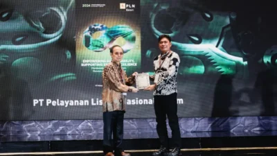 Sekretaris Perusahaan PT PLN Batam, Samsul Bahri, menerima penghargaan "Commendation for the Best Disclosure of Human Capital” dan “Commendation for First Year Participation”, pada ajang Asia Sustainability Reporting Rating (ASRRAT) 2025. (Foto: PLN Batam)