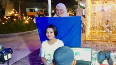 Kepala Disdukcapil Batam, Adhisty, melayani warga saat perekaman KTP melalui program KETAPEL di Taman Pacific Hotel. Program ini berlangsung hingga 1 Januari 2026. Dok PEMKO BATAM