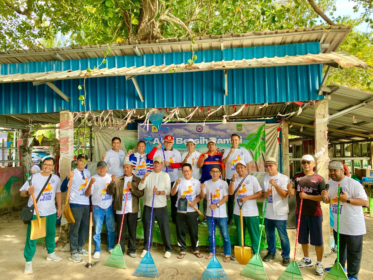 Komunitas Jurnalis Kepri (KJK) bersama Pemerintah Kota Batam dan sejumlah mitra strategis menggelar aksi bersih pantai di Pantai Lagorap, Kelurahan Batu Besar, Kecamatan Nongsa, Kota Batam, Minggu (18/1/2026) pagi.