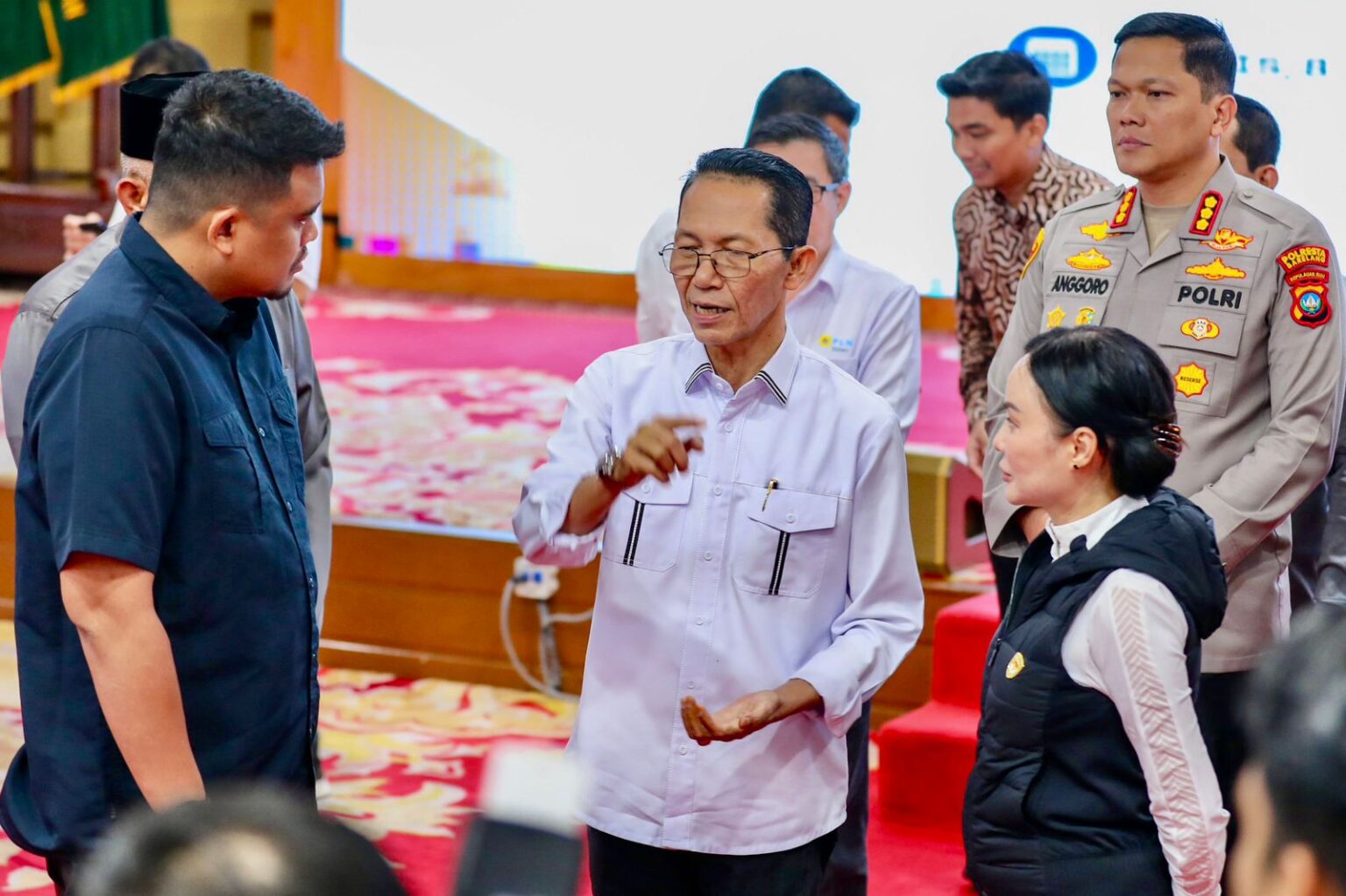 Wali Kota Batam, Amsakar Achmad, bersama Wakil Wali Kota Batam, Li Claudia Chandra, berbincang dengan Gubernur Sumut, Muhammad Bobby Afif Nasution, usai penyerahan bantuan di di Aula Tengku Rizal Nurdin, Rumah Dinas Gubernur Sumut, Medan, Kamis (8/1/2026). HUMAS DISKOMINFO BATAM